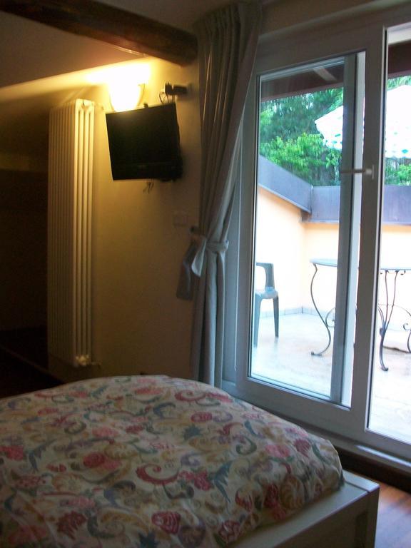 B&B L'Albero Maestro Orsenigo Habitación foto